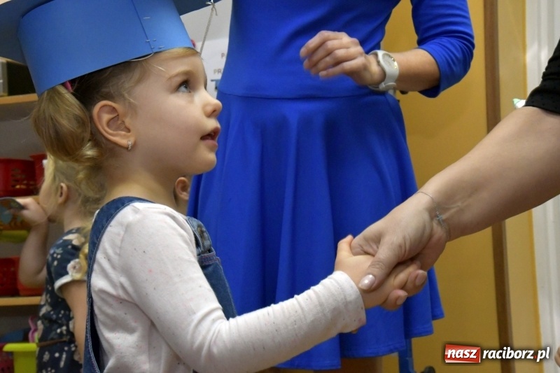 Zdjęcie w galerii na portalu naszraciborz.pl: Ślubowania, pasowanie i przywitanie w Przedszkolu nr 23  wiadomości z regionu