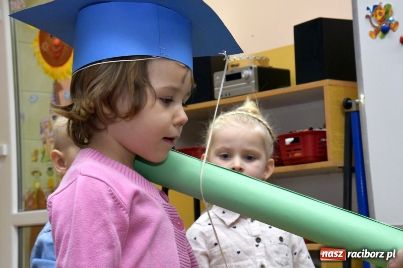 Zdjęcie w galerii na portalu naszraciborz.pl: Ślubowania, pasowanie i przywitanie w Przedszkolu nr 23  wiadomości z regionu