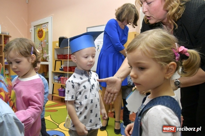Zdjęcie w galerii na portalu naszraciborz.pl: Ślubowania, pasowanie i przywitanie w Przedszkolu nr 23  wiadomości z regionu