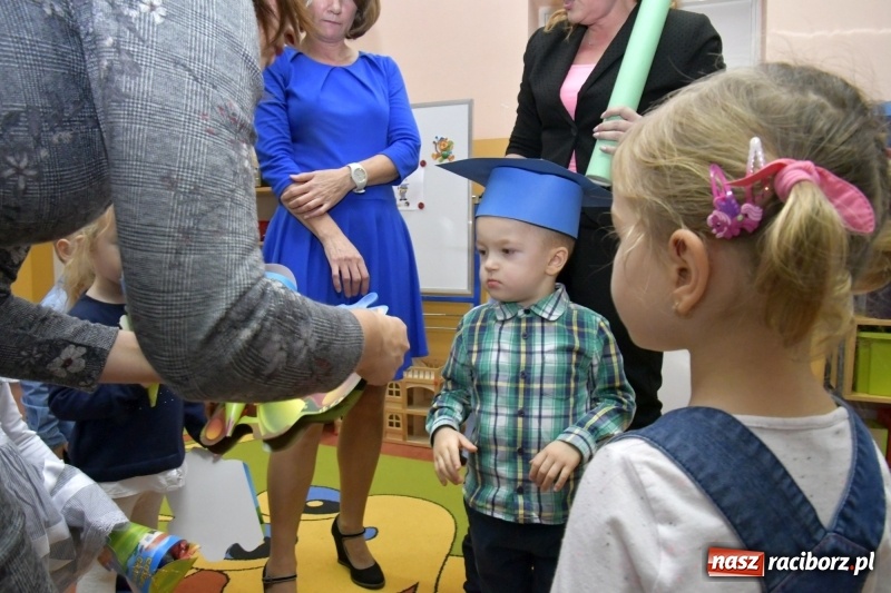 Zdjęcie w galerii na portalu naszraciborz.pl: Ślubowania, pasowanie i przywitanie w Przedszkolu nr 23  wiadomości z regionu