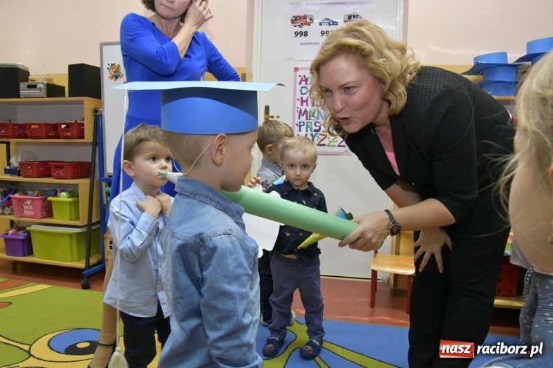 Zdjęcie w galerii na portalu naszraciborz.pl: Ślubowania, pasowanie i przywitanie w Przedszkolu nr 23  wiadomości z regionu