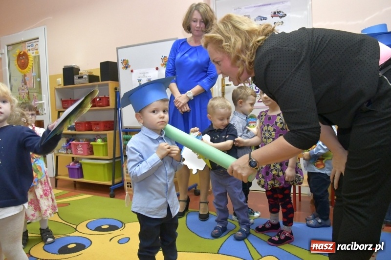 Zdjęcie w galerii na portalu naszraciborz.pl: Ślubowania, pasowanie i przywitanie w Przedszkolu nr 23  wiadomości z regionu