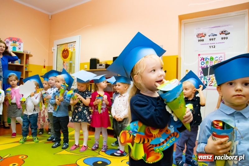 Zdjęcie w galerii na portalu naszraciborz.pl: Ślubowania, pasowanie i przywitanie w Przedszkolu nr 23  wiadomości z regionu