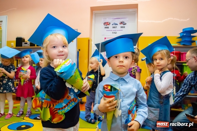 Zdjęcie w galerii na portalu naszraciborz.pl: Ślubowania, pasowanie i przywitanie w Przedszkolu nr 23  wiadomości z regionu