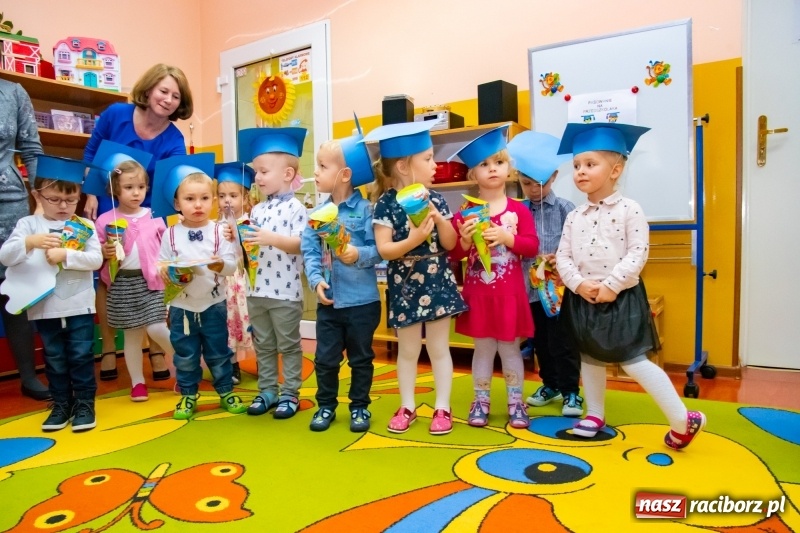 Zdjęcie w galerii na portalu naszraciborz.pl: Ślubowania, pasowanie i przywitanie w Przedszkolu nr 23  wiadomości z regionu