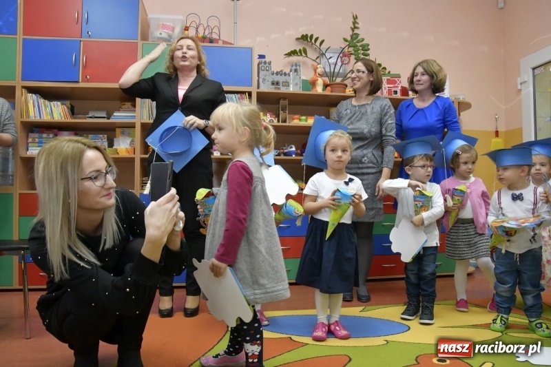 Zdjęcie w galerii na portalu naszraciborz.pl: Ślubowania, pasowanie i przywitanie w Przedszkolu nr 23  wiadomości z regionu