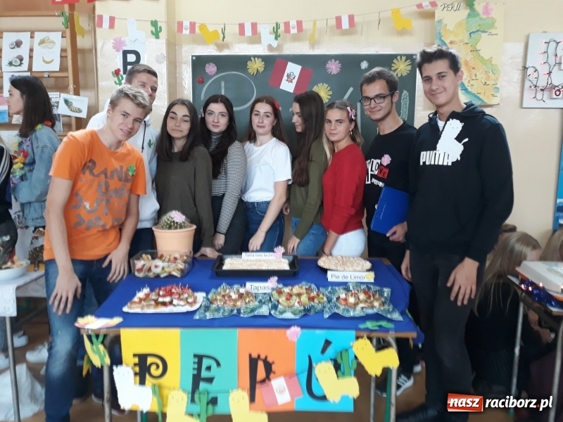 Zdjęcie w galerii na portalu naszraciborz.pl: Día de la hispanidad – dzień języka hiszpańskiego i kultury krajów hiszpańskojęzycznych w II LO wiadomości z regionu