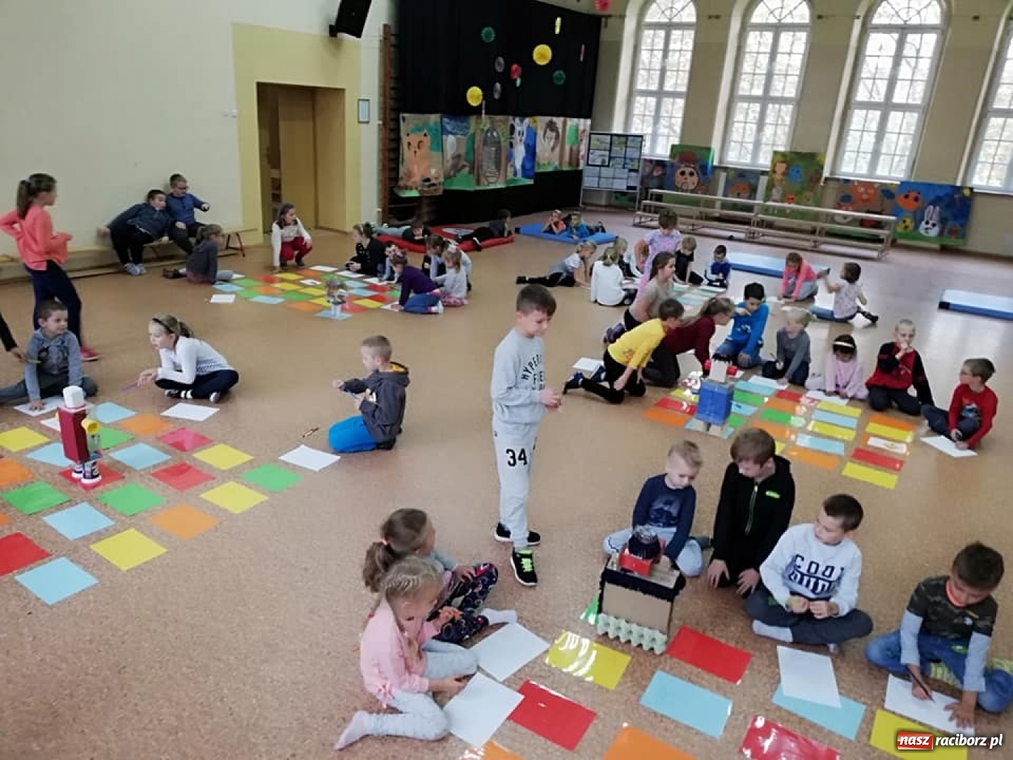 Zdjęcie w galerii na portalu naszraciborz.pl:  Kodowanie na dywanie w SP 4  wiadomości z regionu