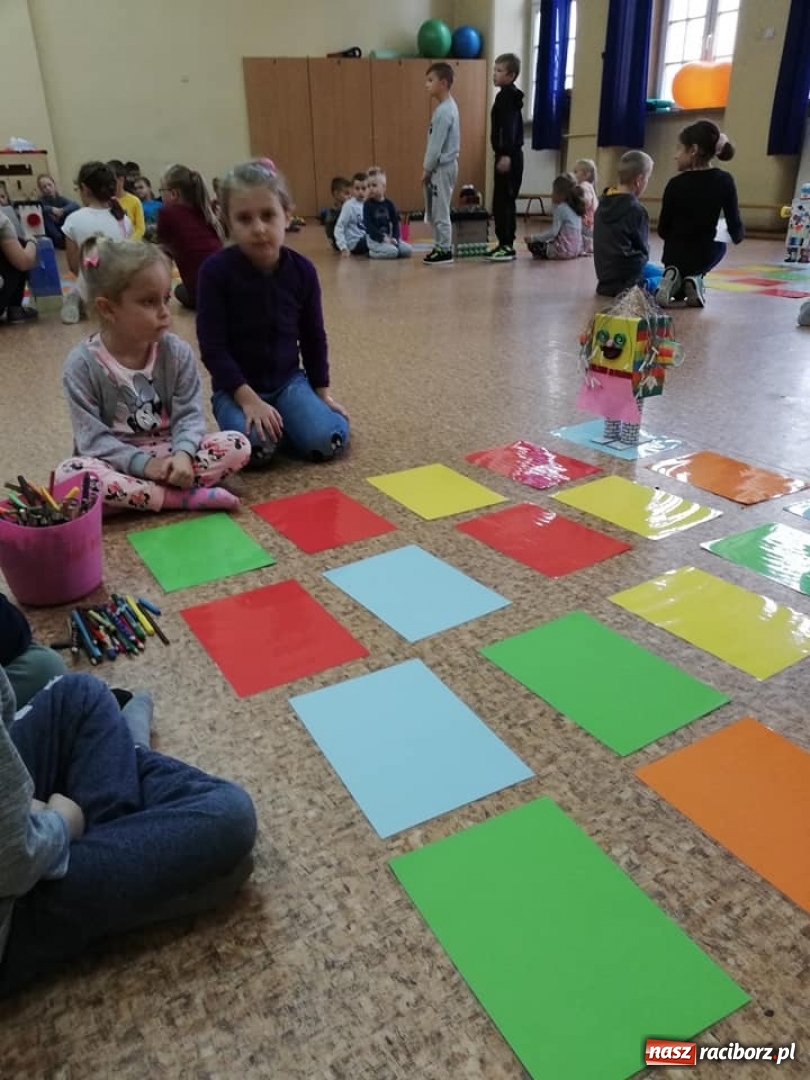 Zdjęcie w galerii na portalu naszraciborz.pl:  Kodowanie na dywanie w SP 4  wiadomości z regionu