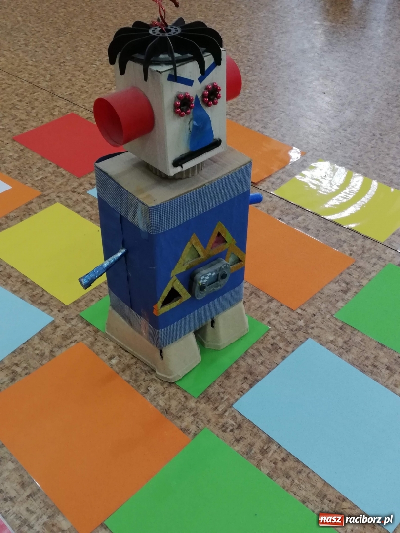 Zdjęcie w galerii na portalu naszraciborz.pl:  Kodowanie na dywanie w SP 4  wiadomości z regionu