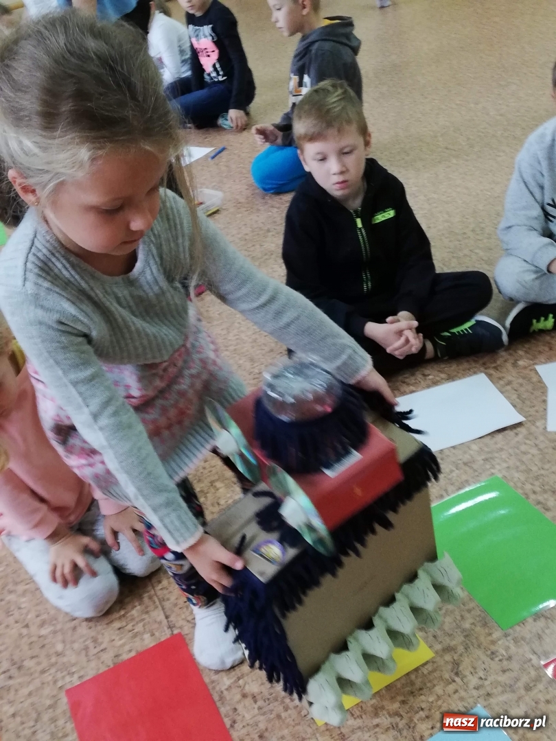 Zdjęcie w galerii na portalu naszraciborz.pl:  Kodowanie na dywanie w SP 4  wiadomości z regionu