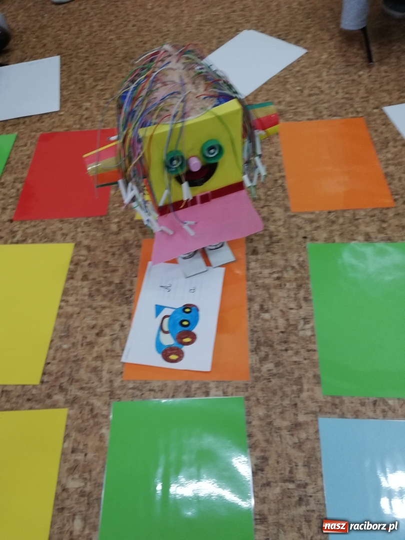 Zdjęcie w galerii na portalu naszraciborz.pl:  Kodowanie na dywanie w SP 4  wiadomości z regionu