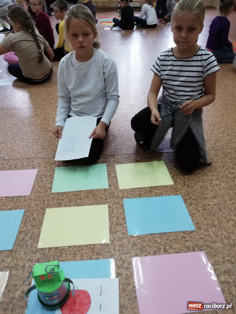 Zdjęcie w galerii na portalu naszraciborz.pl:  Kodowanie na dywanie w SP 4  wiadomości z regionu