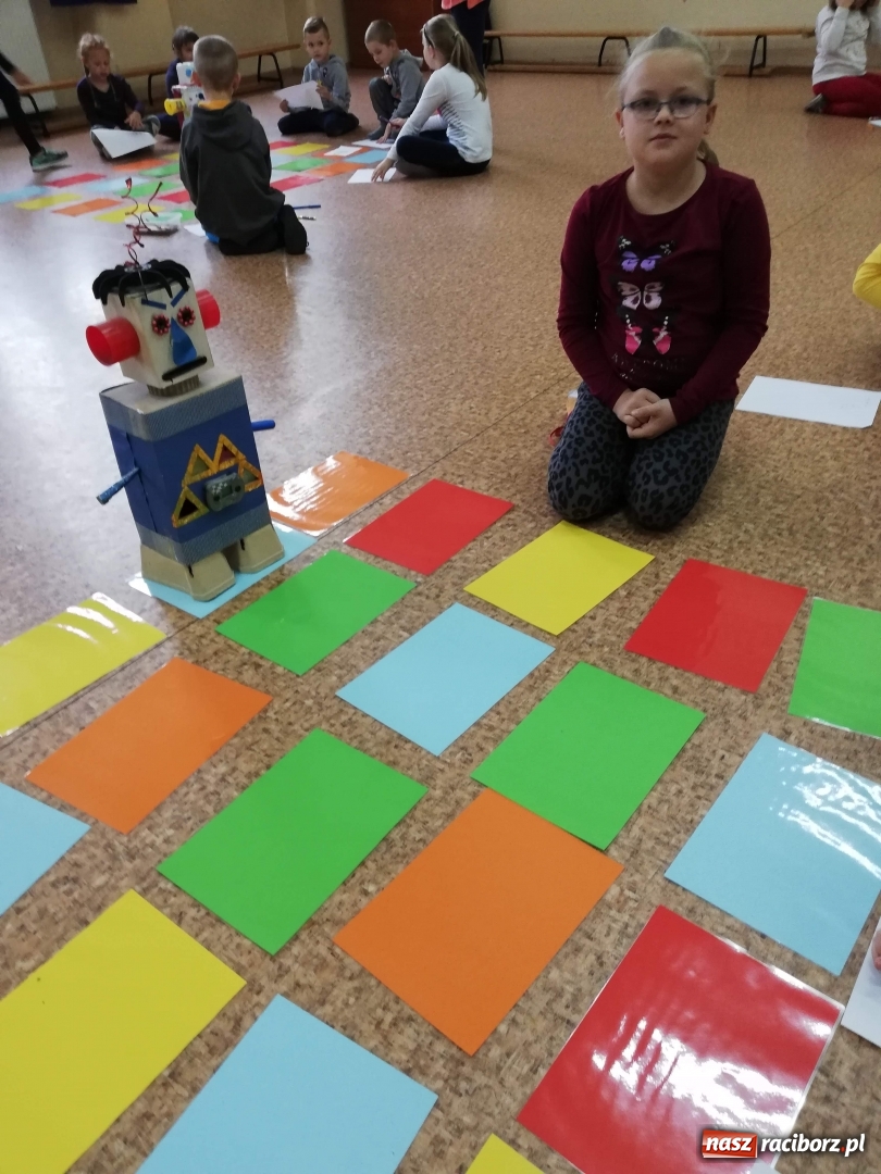 Zdjęcie w galerii na portalu naszraciborz.pl:  Kodowanie na dywanie w SP 4  wiadomości z regionu