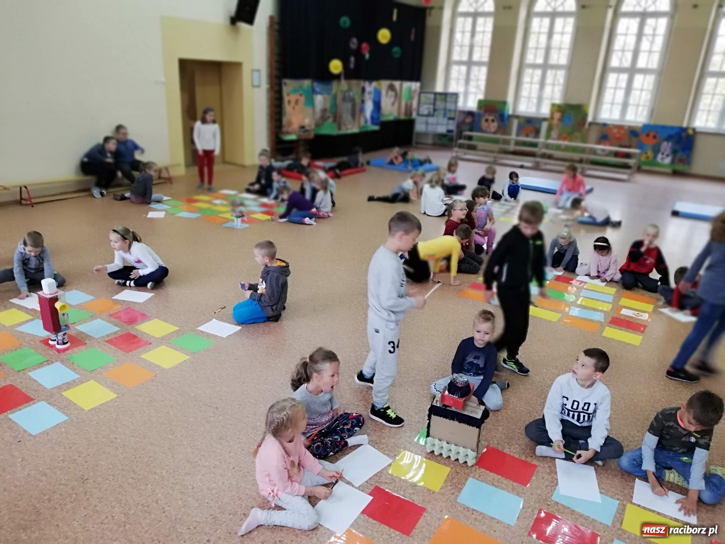 Zdjęcie w galerii na portalu naszraciborz.pl:  Kodowanie na dywanie w SP 4  wiadomości z regionu