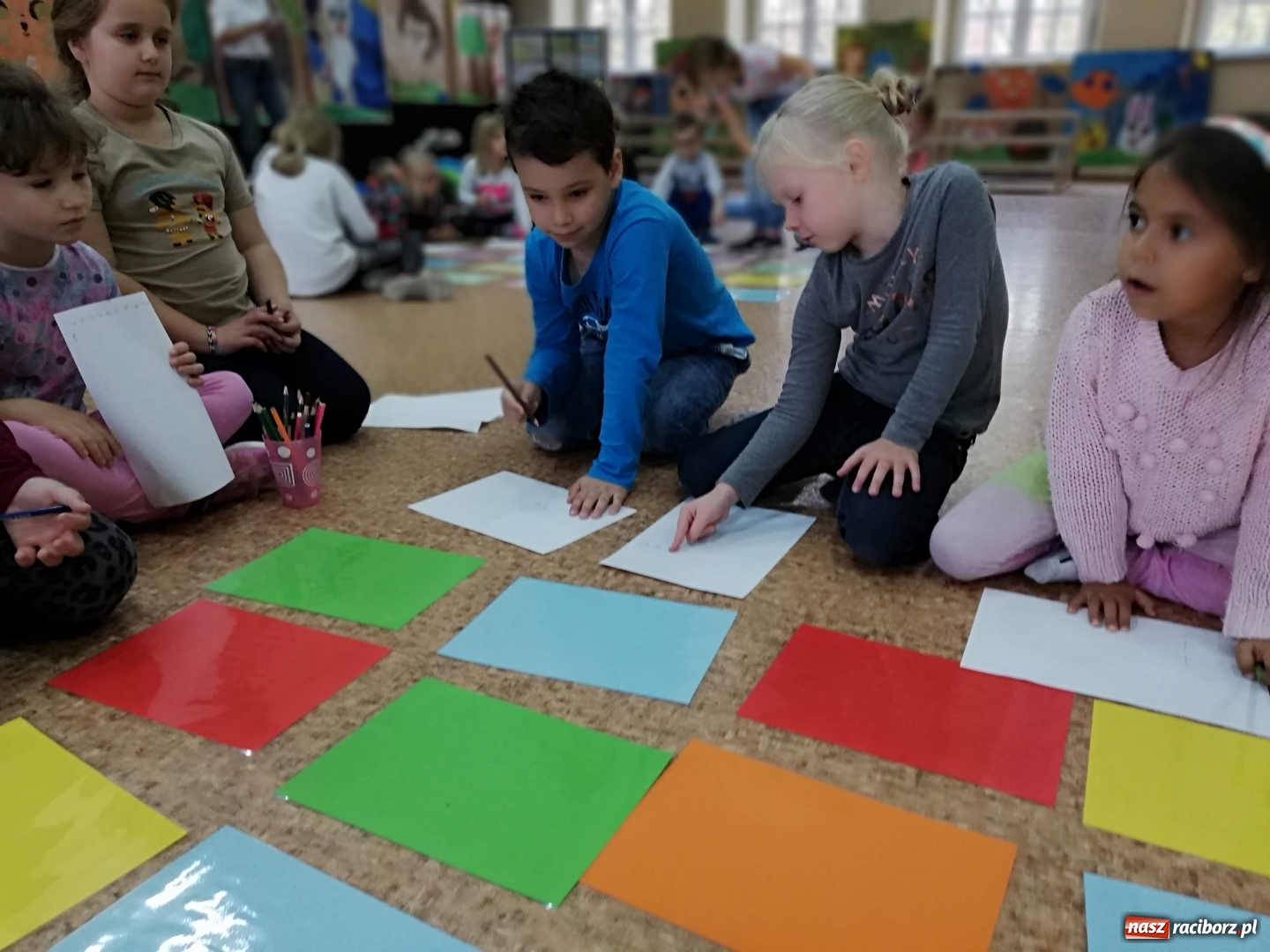 Zdjęcie w galerii na portalu naszraciborz.pl:  Kodowanie na dywanie w SP 4  wiadomości z regionu