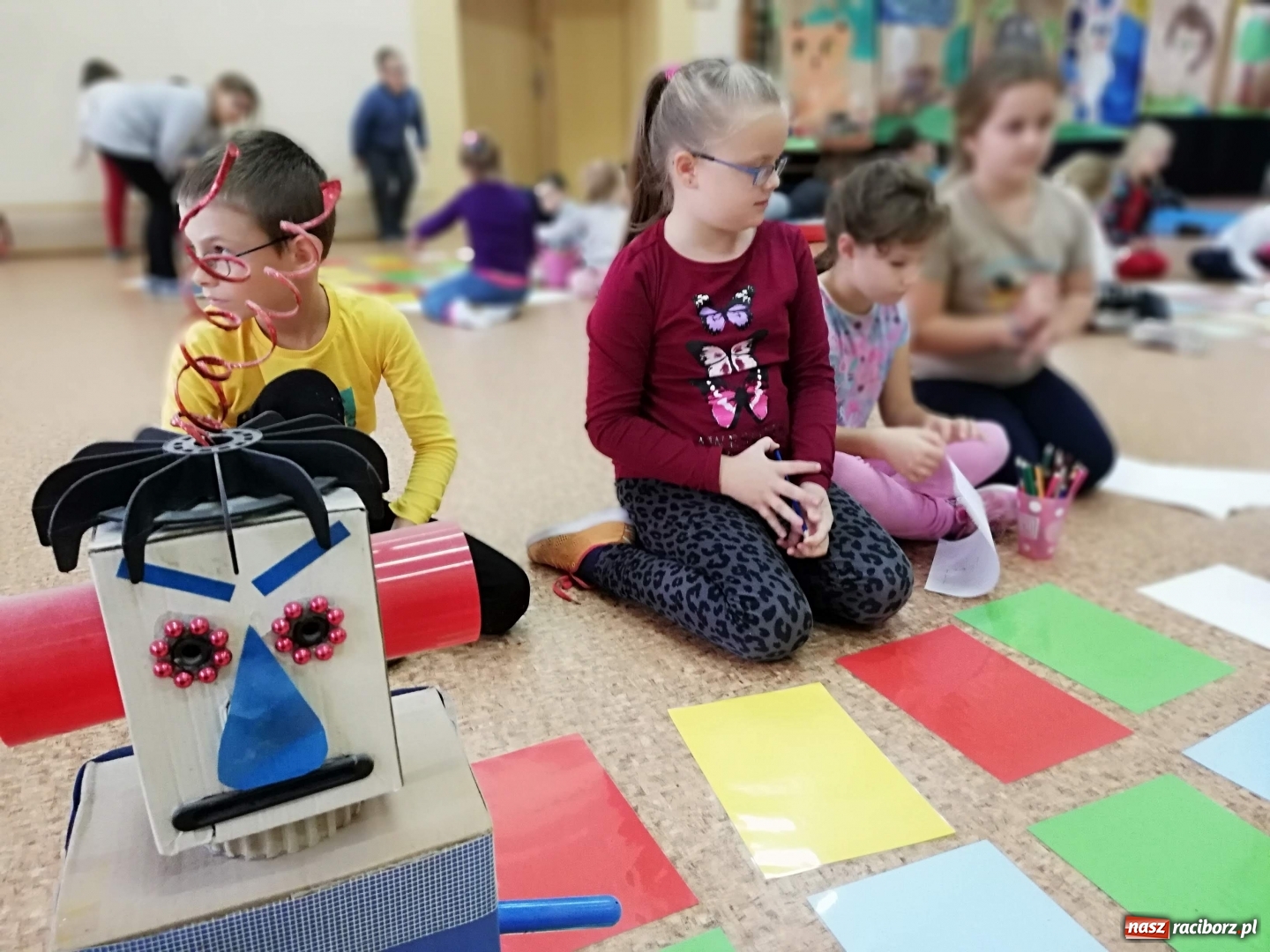 Zdjęcie w galerii na portalu naszraciborz.pl:  Kodowanie na dywanie w SP 4  wiadomości z regionu