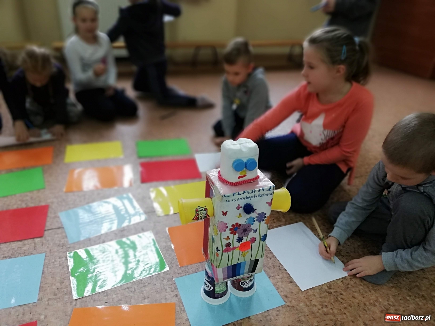 Zdjęcie w galerii na portalu naszraciborz.pl:  Kodowanie na dywanie w SP 4  wiadomości z regionu