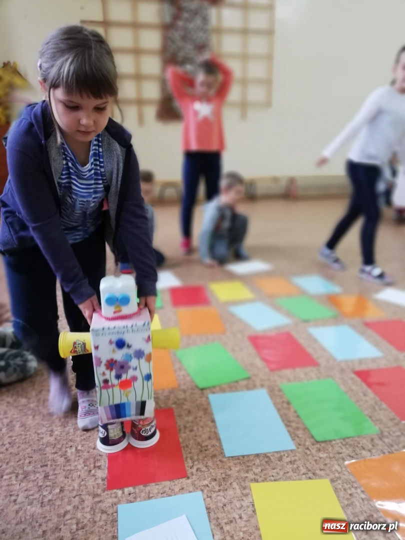 Zdjęcie w galerii na portalu naszraciborz.pl:  Kodowanie na dywanie w SP 4  wiadomości z regionu