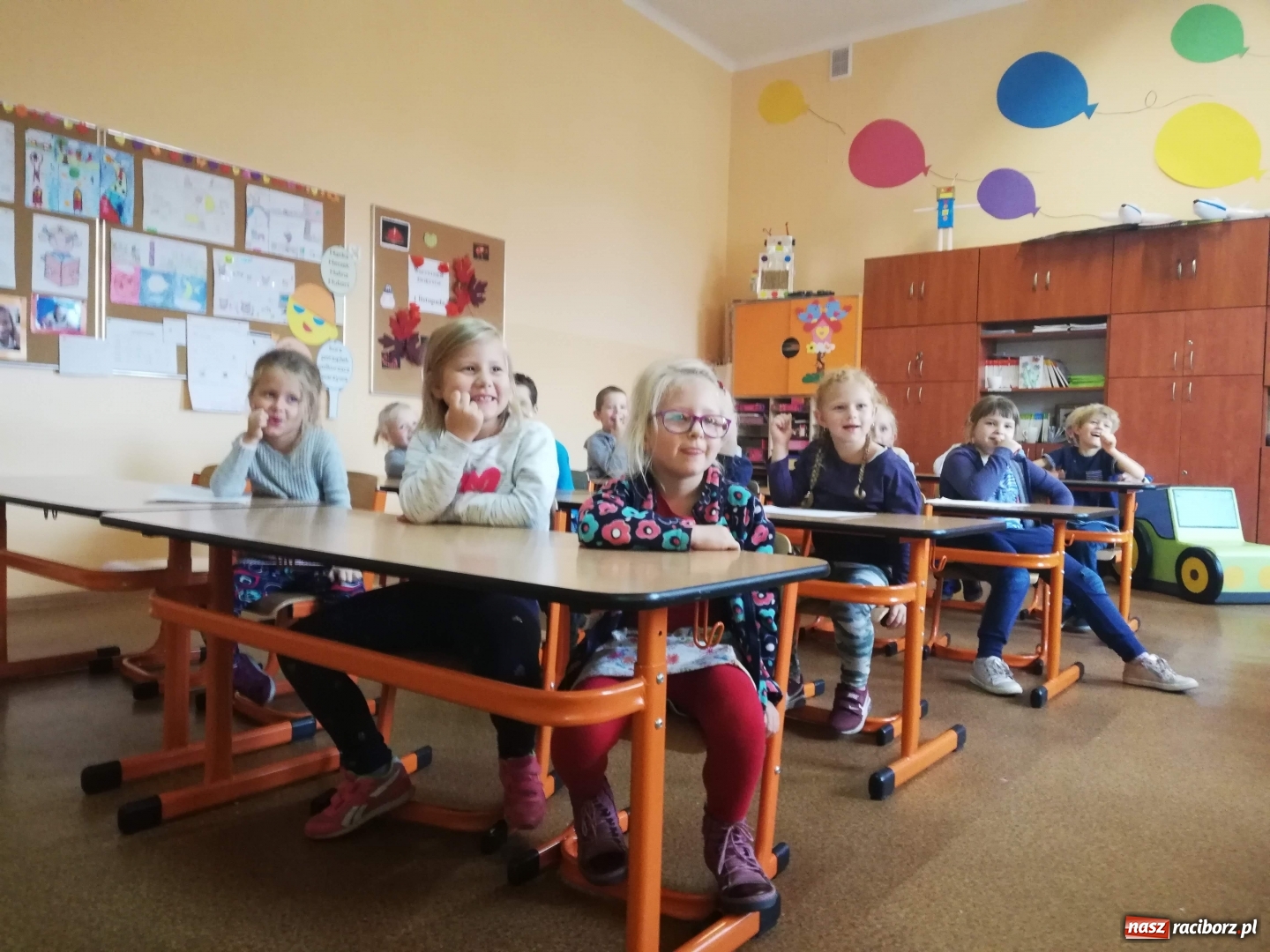 Zdjęcie w galerii na portalu naszraciborz.pl:  Kodowanie na dywanie w SP 4  wiadomości z regionu