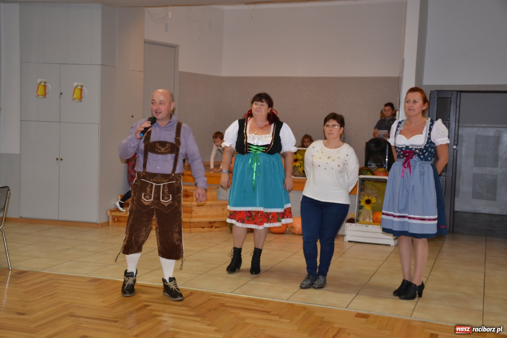Zdjęcie w galerii na portalu naszraciborz.pl: Biesiada lekarstwem na pluchę. Oktoberfest w Roszkowie  wiadomości z regionu