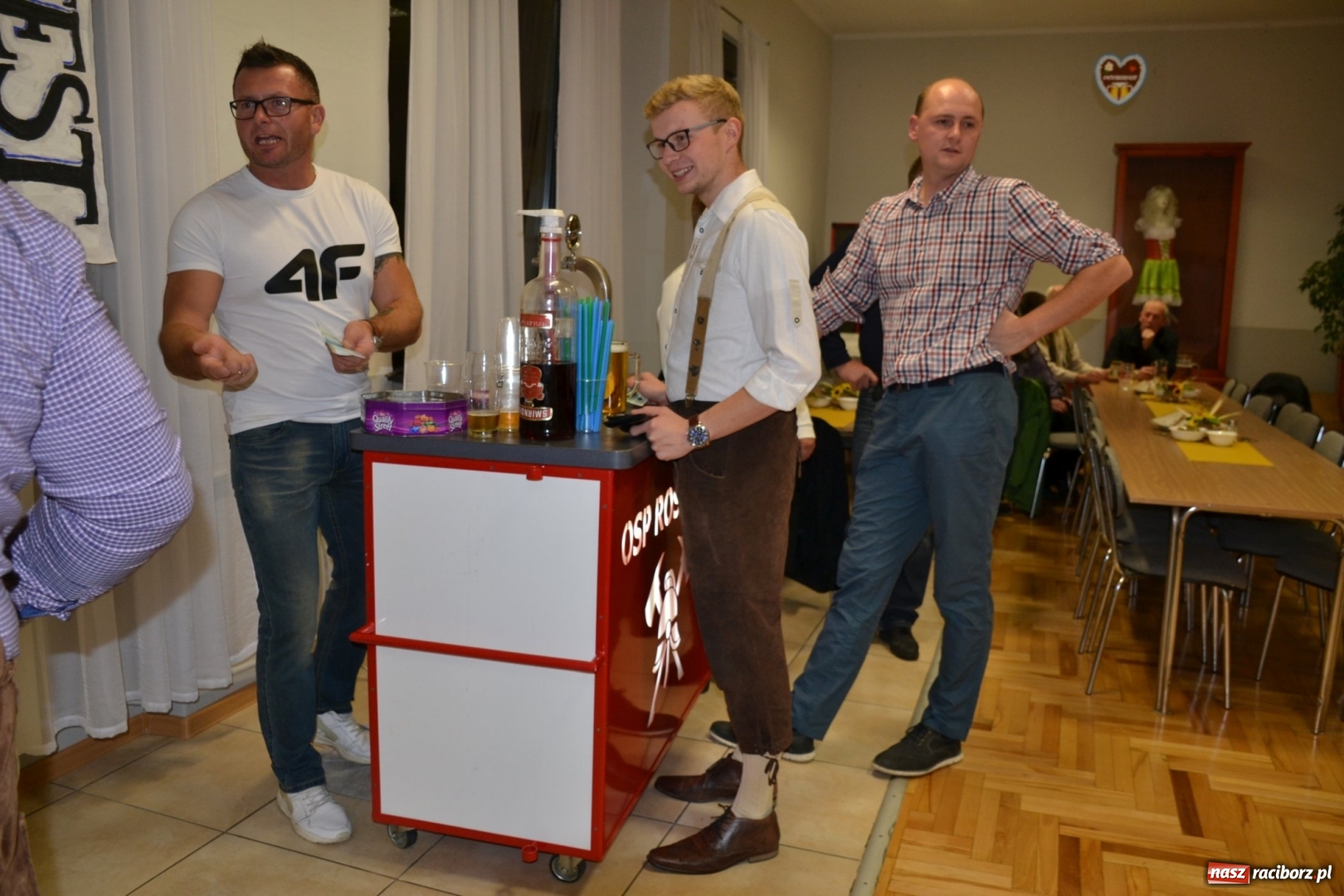 Zdjęcie w galerii na portalu naszraciborz.pl: Biesiada lekarstwem na pluchę. Oktoberfest w Roszkowie  wiadomości z regionu