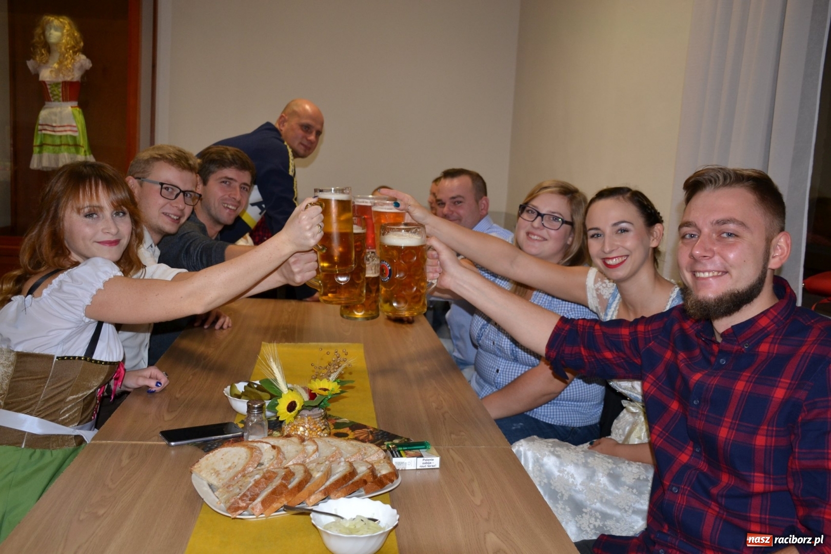 Zdjęcie w galerii na portalu naszraciborz.pl: Biesiada lekarstwem na pluchę. Oktoberfest w Roszkowie  wiadomości z regionu