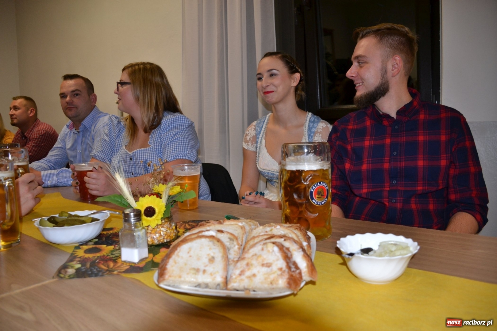 Zdjęcie w galerii na portalu naszraciborz.pl: Biesiada lekarstwem na pluchę. Oktoberfest w Roszkowie  wiadomości z regionu