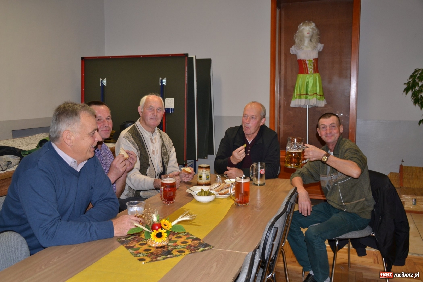 Zdjęcie w galerii na portalu naszraciborz.pl: Biesiada lekarstwem na pluchę. Oktoberfest w Roszkowie  wiadomości z regionu