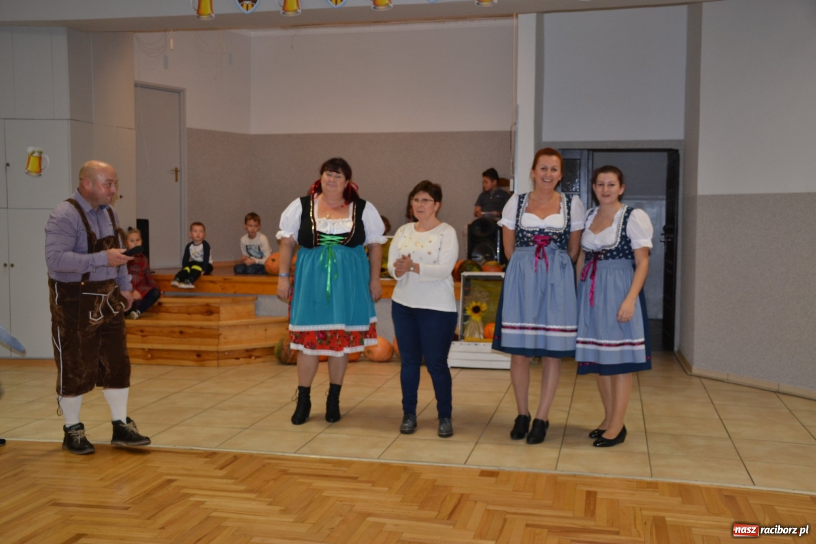 Zdjęcie w galerii na portalu naszraciborz.pl: Biesiada lekarstwem na pluchę. Oktoberfest w Roszkowie  wiadomości z regionu