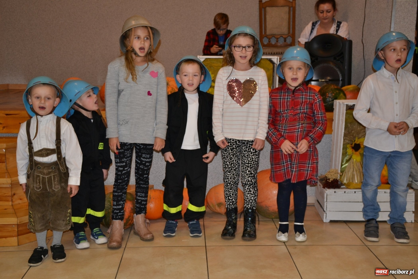 Zdjęcie w galerii na portalu naszraciborz.pl: Biesiada lekarstwem na pluchę. Oktoberfest w Roszkowie  wiadomości z regionu