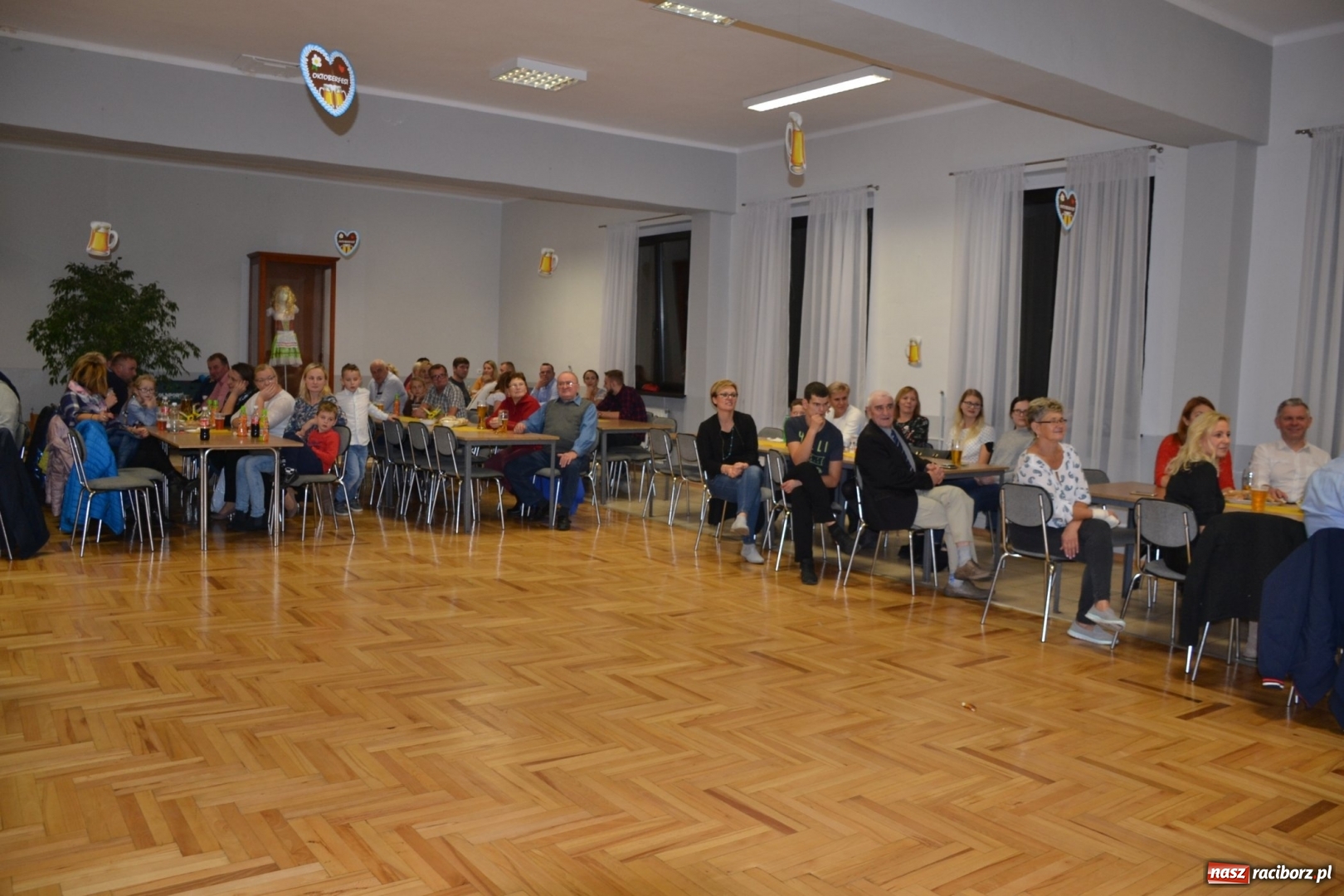 Zdjęcie w galerii na portalu naszraciborz.pl: Biesiada lekarstwem na pluchę. Oktoberfest w Roszkowie  wiadomości z regionu