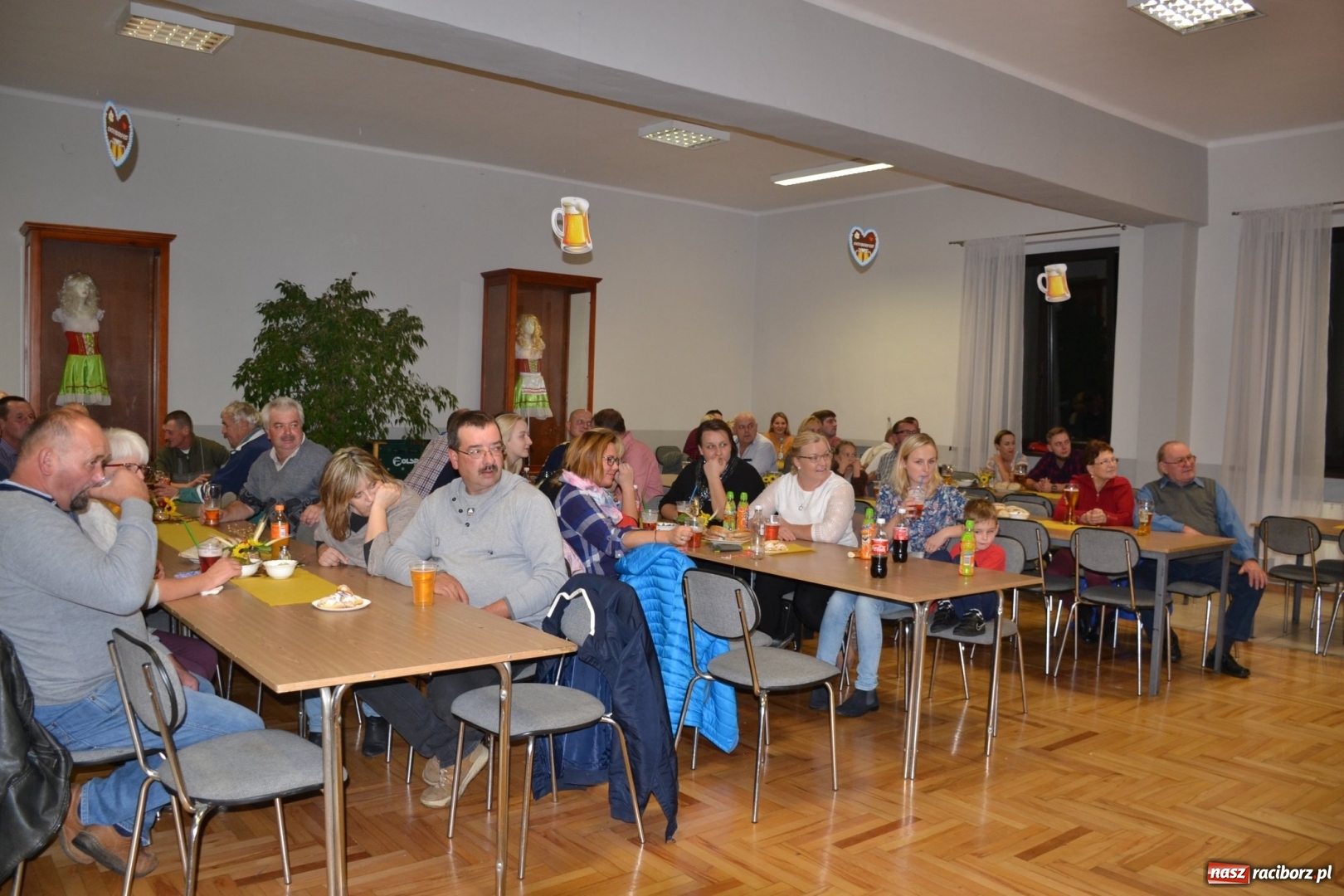 Zdjęcie w galerii na portalu naszraciborz.pl: Biesiada lekarstwem na pluchę. Oktoberfest w Roszkowie  wiadomości z regionu