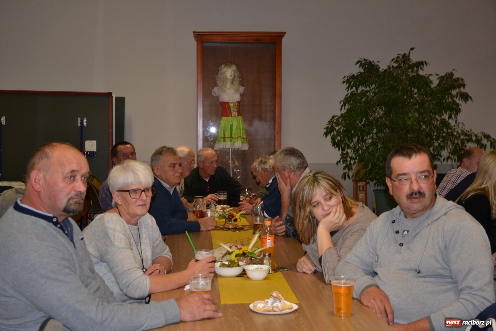 Zdjęcie w galerii na portalu naszraciborz.pl: Biesiada lekarstwem na pluchę. Oktoberfest w Roszkowie  wiadomości z regionu