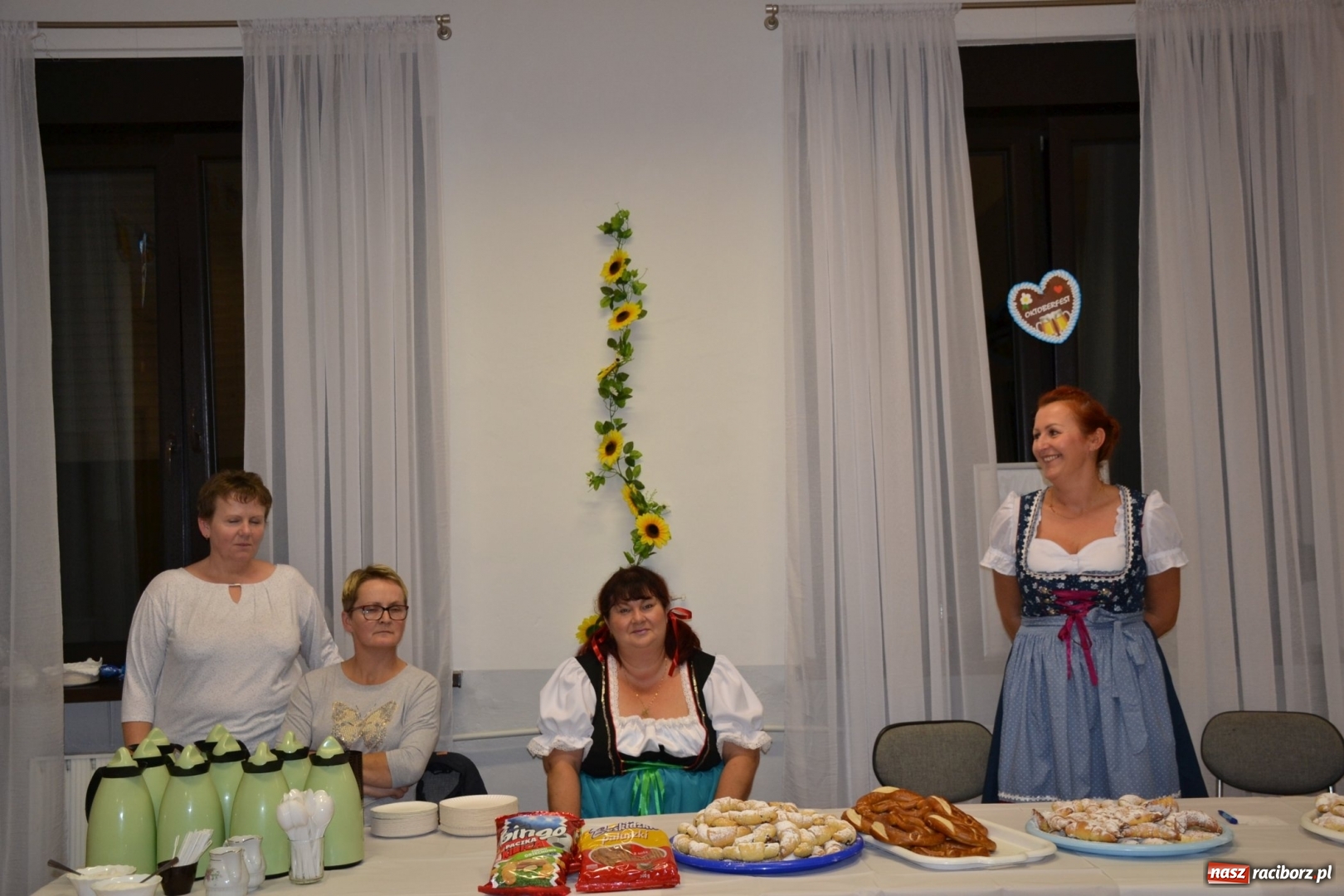 Zdjęcie w galerii na portalu naszraciborz.pl: Biesiada lekarstwem na pluchę. Oktoberfest w Roszkowie  wiadomości z regionu