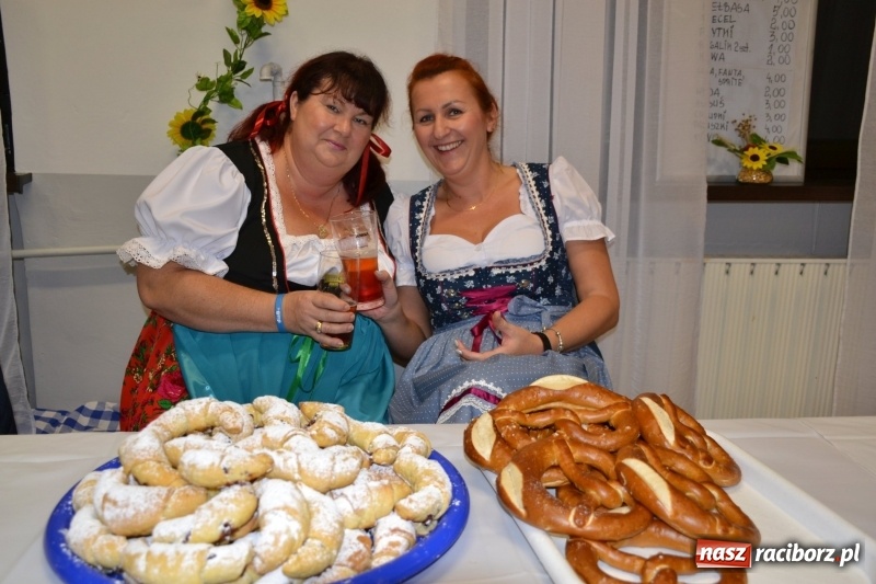 Zdjęcie w galerii na portalu naszraciborz.pl: Biesiada lekarstwem na pluchę. Oktoberfest w Roszkowie  wiadomości z regionu