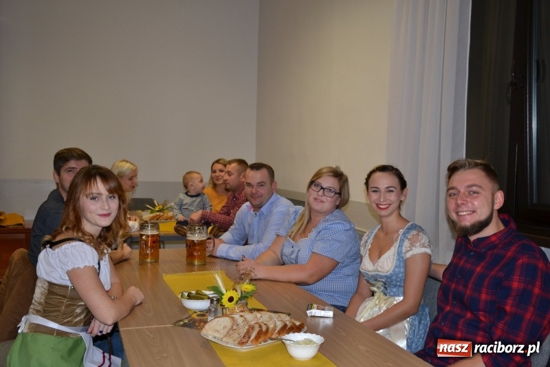 Zdjęcie w galerii na portalu naszraciborz.pl: Biesiada lekarstwem na pluchę. Oktoberfest w Roszkowie  wiadomości z regionu