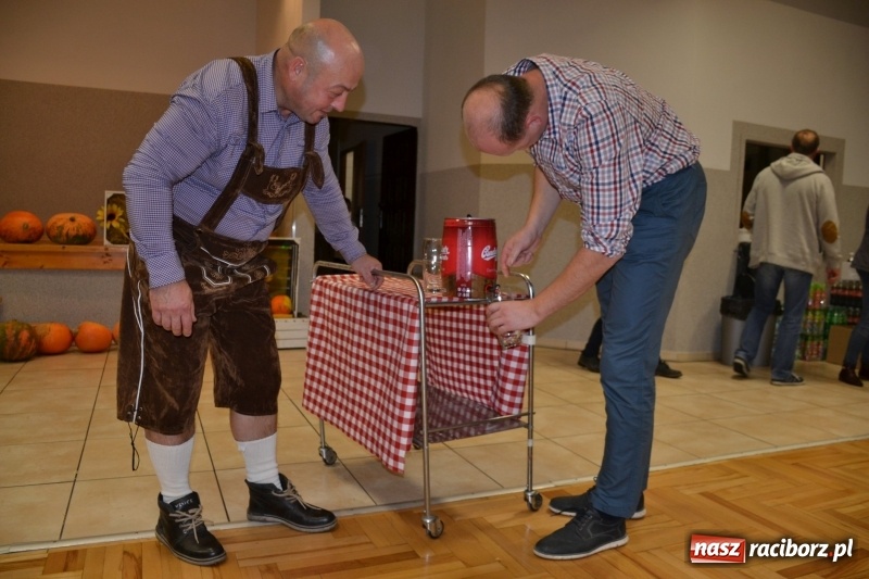 Zdjęcie w galerii na portalu naszraciborz.pl: Biesiada lekarstwem na pluchę. Oktoberfest w Roszkowie  wiadomości z regionu