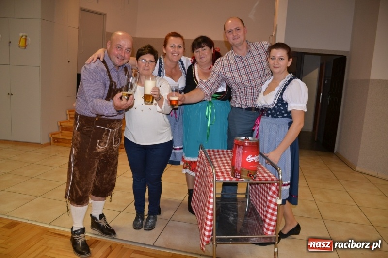 Zdjęcie w galerii na portalu naszraciborz.pl: Biesiada lekarstwem na pluchę. Oktoberfest w Roszkowie  wiadomości z regionu