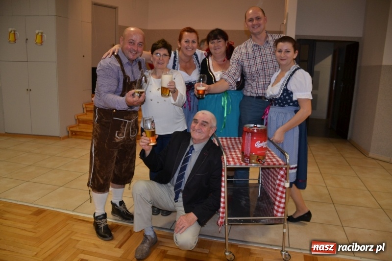 Zdjęcie w galerii na portalu naszraciborz.pl: Biesiada lekarstwem na pluchę. Oktoberfest w Roszkowie  wiadomości z regionu