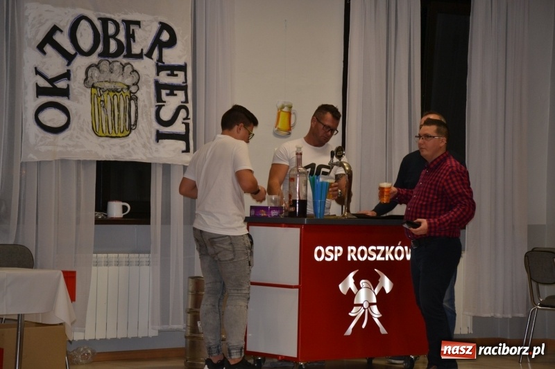 Zdjęcie w galerii na portalu naszraciborz.pl: Biesiada lekarstwem na pluchę. Oktoberfest w Roszkowie  wiadomości z regionu