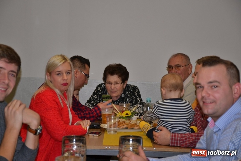 Zdjęcie w galerii na portalu naszraciborz.pl: Biesiada lekarstwem na pluchę. Oktoberfest w Roszkowie  wiadomości z regionu