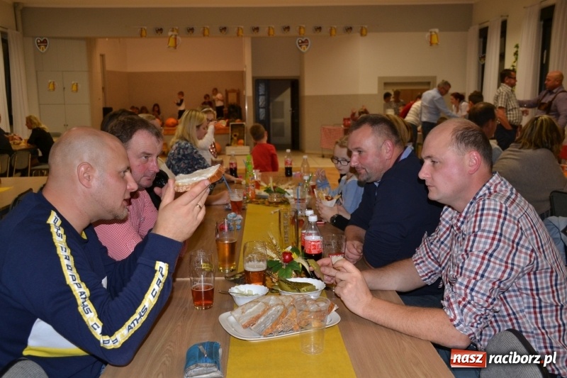 Zdjęcie w galerii na portalu naszraciborz.pl: Biesiada lekarstwem na pluchę. Oktoberfest w Roszkowie  wiadomości z regionu