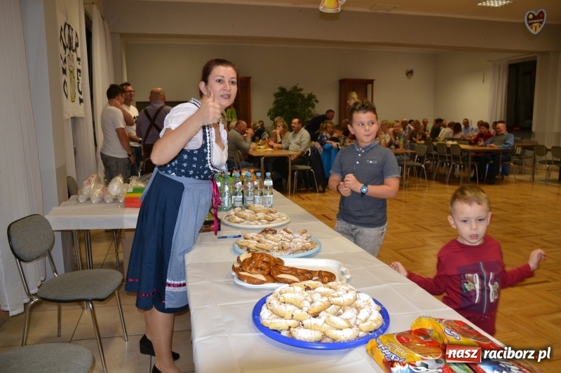 Zdjęcie w galerii na portalu naszraciborz.pl: Biesiada lekarstwem na pluchę. Oktoberfest w Roszkowie  wiadomości z regionu