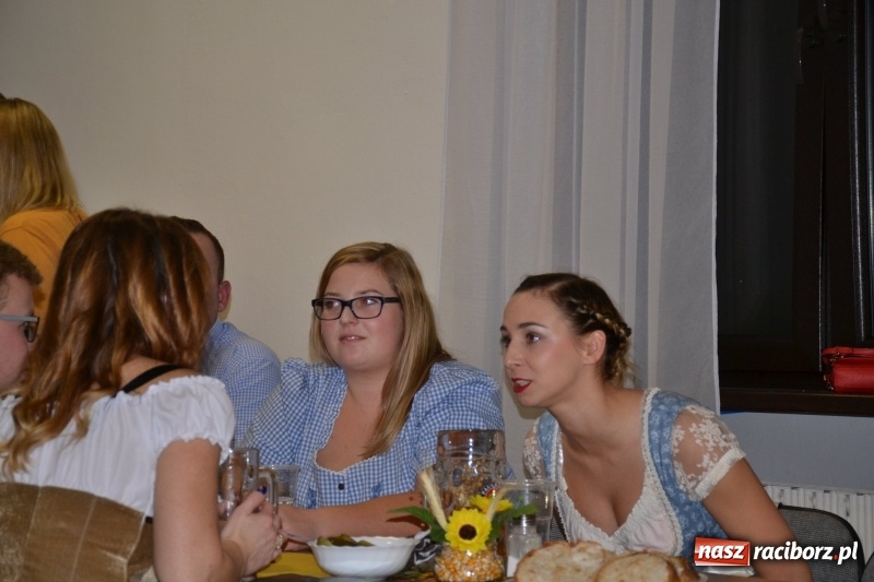 Zdjęcie w galerii na portalu naszraciborz.pl: Biesiada lekarstwem na pluchę. Oktoberfest w Roszkowie  wiadomości z regionu