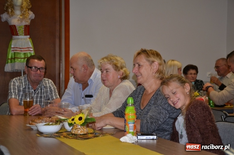 Zdjęcie w galerii na portalu naszraciborz.pl: Biesiada lekarstwem na pluchę. Oktoberfest w Roszkowie  wiadomości z regionu