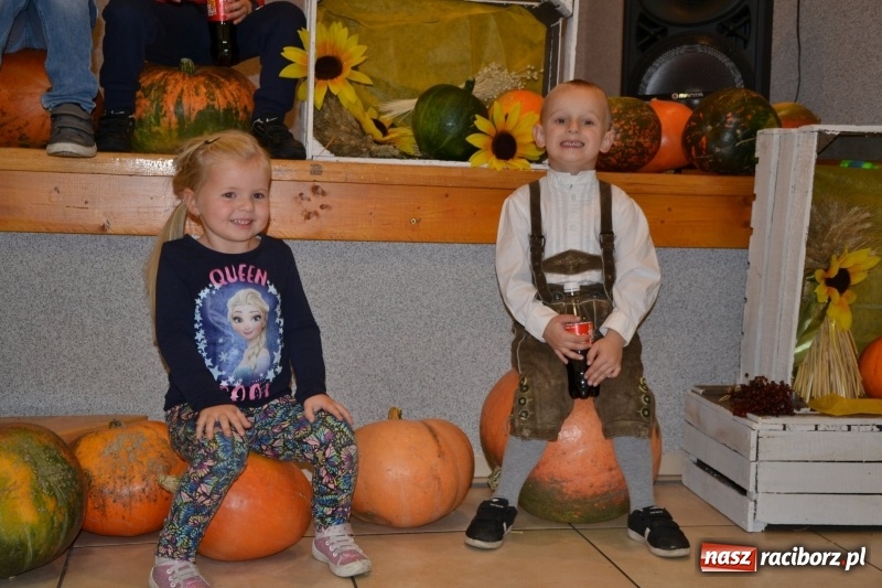 Zdjęcie w galerii na portalu naszraciborz.pl: Biesiada lekarstwem na pluchę. Oktoberfest w Roszkowie  wiadomości z regionu