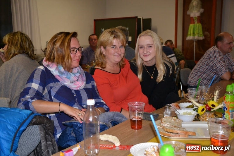Zdjęcie w galerii na portalu naszraciborz.pl: Biesiada lekarstwem na pluchę. Oktoberfest w Roszkowie  wiadomości z regionu