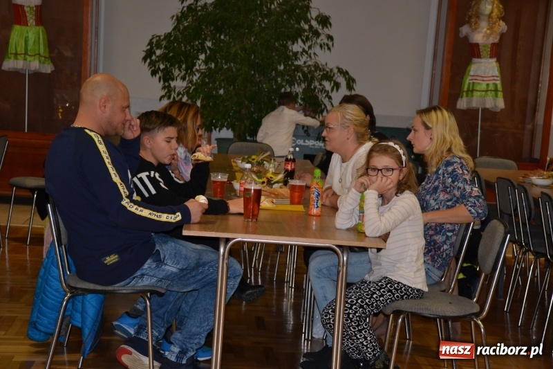 Zdjęcie w galerii na portalu naszraciborz.pl: Biesiada lekarstwem na pluchę. Oktoberfest w Roszkowie  wiadomości z regionu