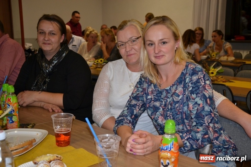 Zdjęcie w galerii na portalu naszraciborz.pl: Biesiada lekarstwem na pluchę. Oktoberfest w Roszkowie  wiadomości z regionu